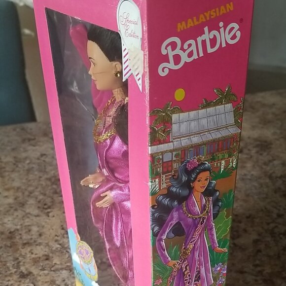 1990 Dolls of the World Malaysian Barbie - Picture 6 of 8